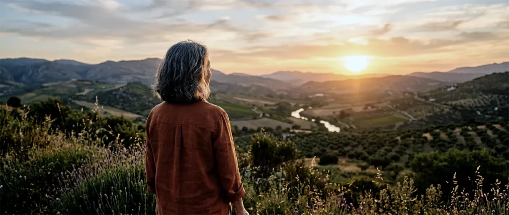 Mujer madura sonriendo en plenitud durante las fases de la menopausia femenina.
