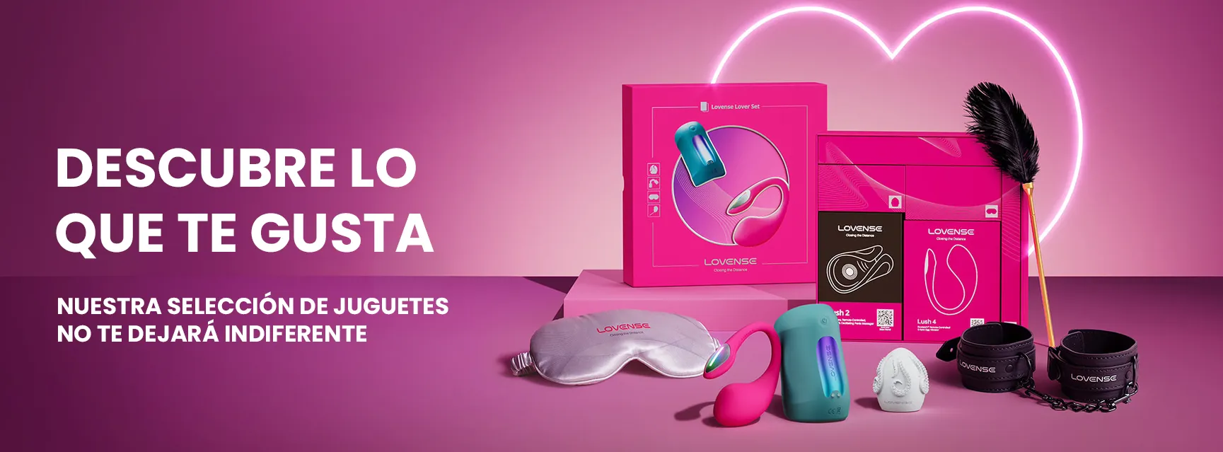 Bodegón estético de juguetes de cosmética y tecnología íntima en tonos pastel y texturas suaves